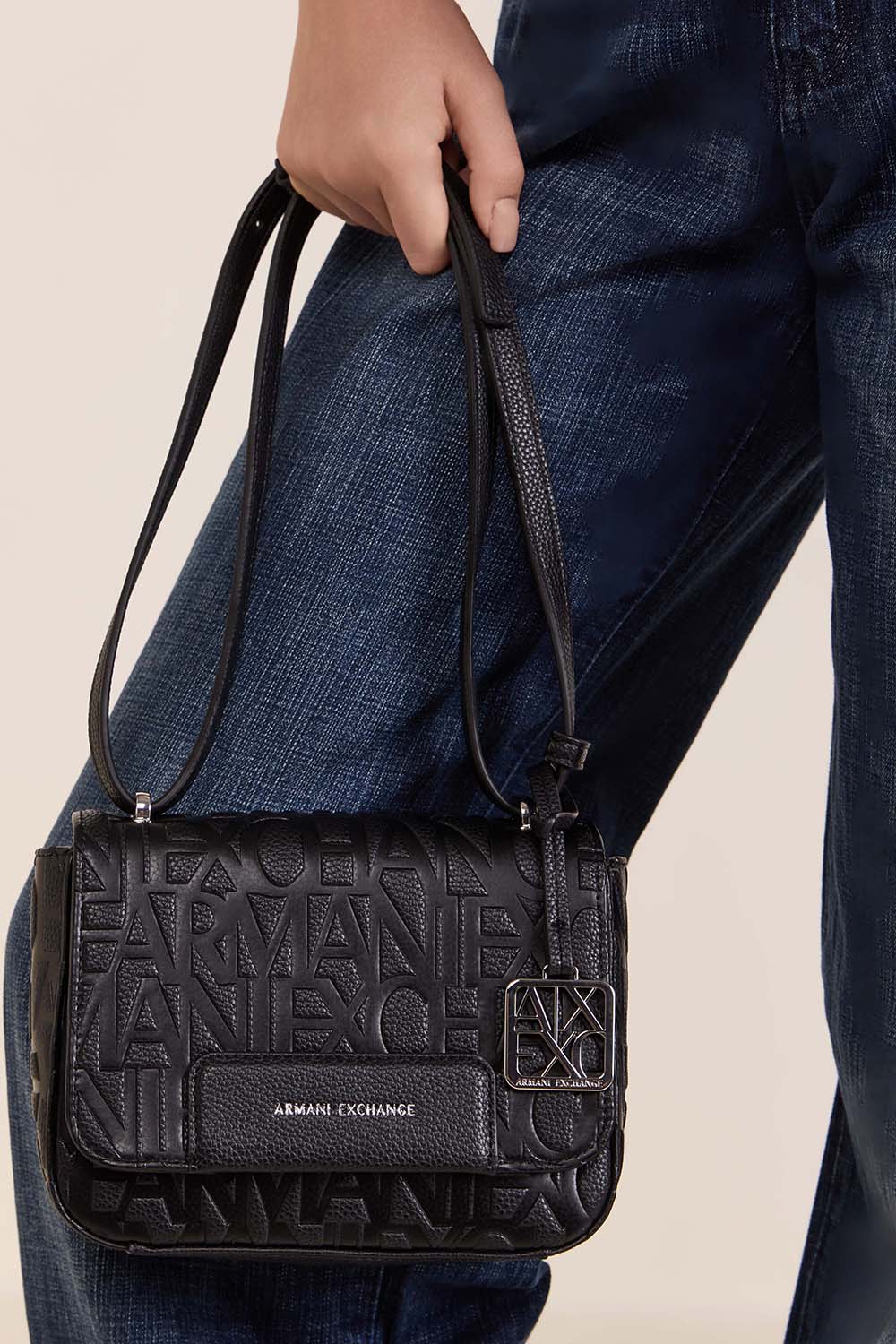 תמונת כל הלוק של תיק קרוסבודי